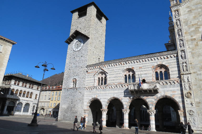 Scopri la nostra agenzia di affitti brevi vicino a Palazzo del Broletto a Como: gestione completa dalla A alla Z per massimizzare i tuoi guadagni.