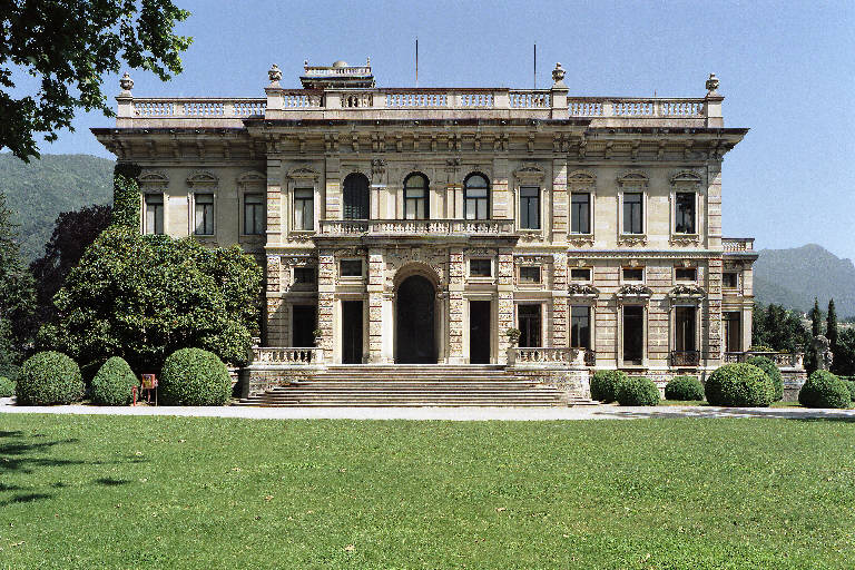 Scopri come la nostra Agenzia Affitti Brevi vicino a Villa Erba a Como può gestire il tuo immobile con professionalità e servizi su misura.