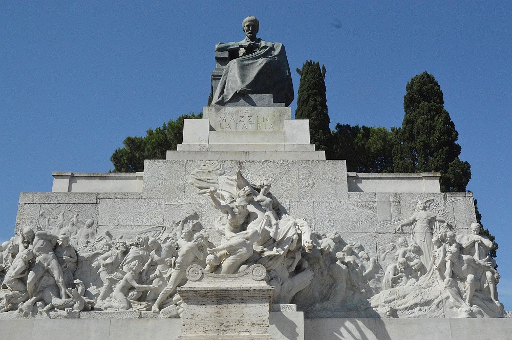 Scopri come la nostra Agenzia Affitti Brevi vicino a monumento a Giuseppe Mazzini può gestire il tuo immobile con servizi completi e personalizzati.