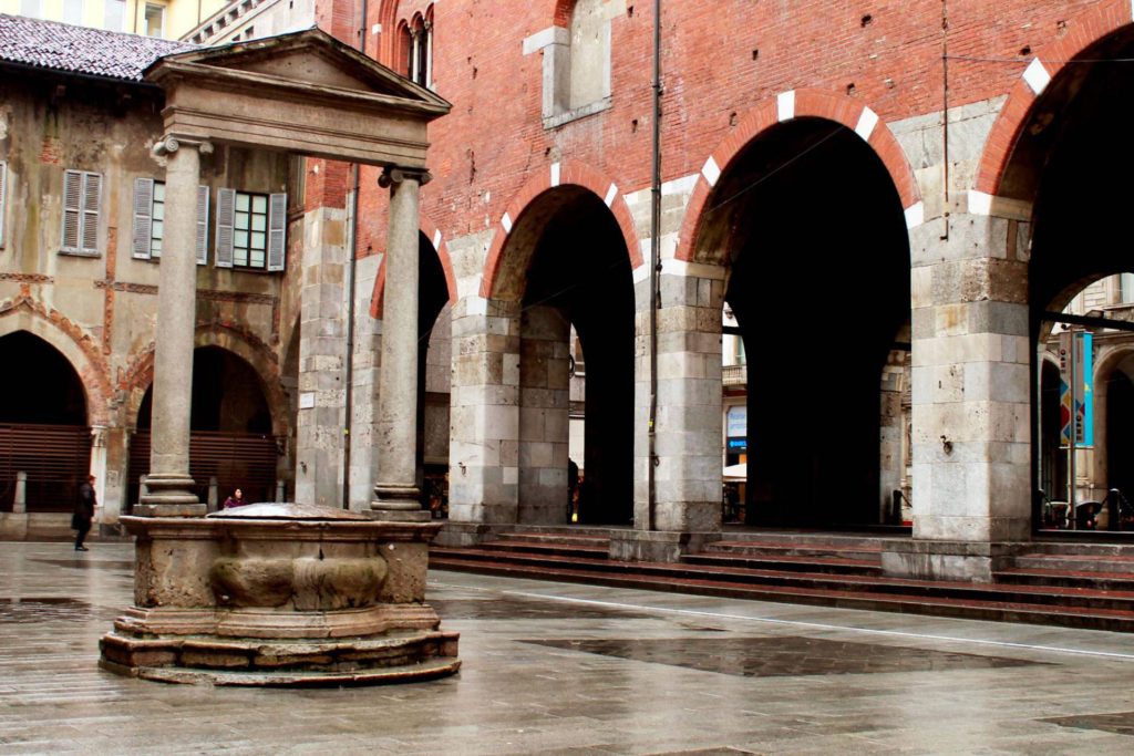 Affida il tuo immobile alla nostra agenzia di affitti brevi vicino a Piazza del Mercato di Milano per una gestione completa e proficua. Contattaci oggi!