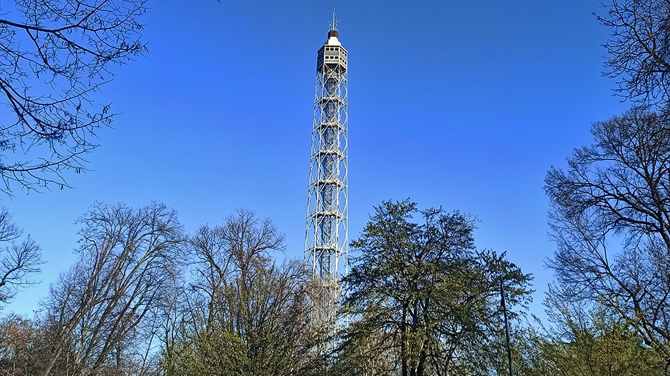 Scopri come la nostra agenzia di affitti brevi vicino a Torre Branca a Milano può gestire il tuo immobile con servizi completi e professionali.