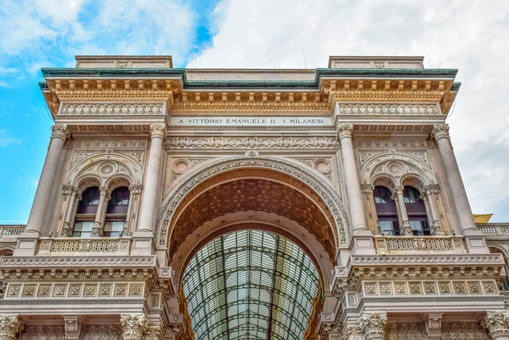 Scopri come la nostra Agenzia Affitti Brevi vicino a Galleria Vittorio Emanuele di Milano può gestire il tuo immobile con servizi su misura per massimizzare i guadagni.
