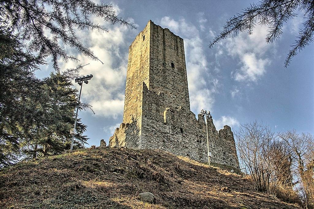 Scopri come la nostra agenzia di affitti brevi vicino al Castello Baradello di Como può ottimizzare la gestione del tuo immobile con servizi dalla A alla Z.