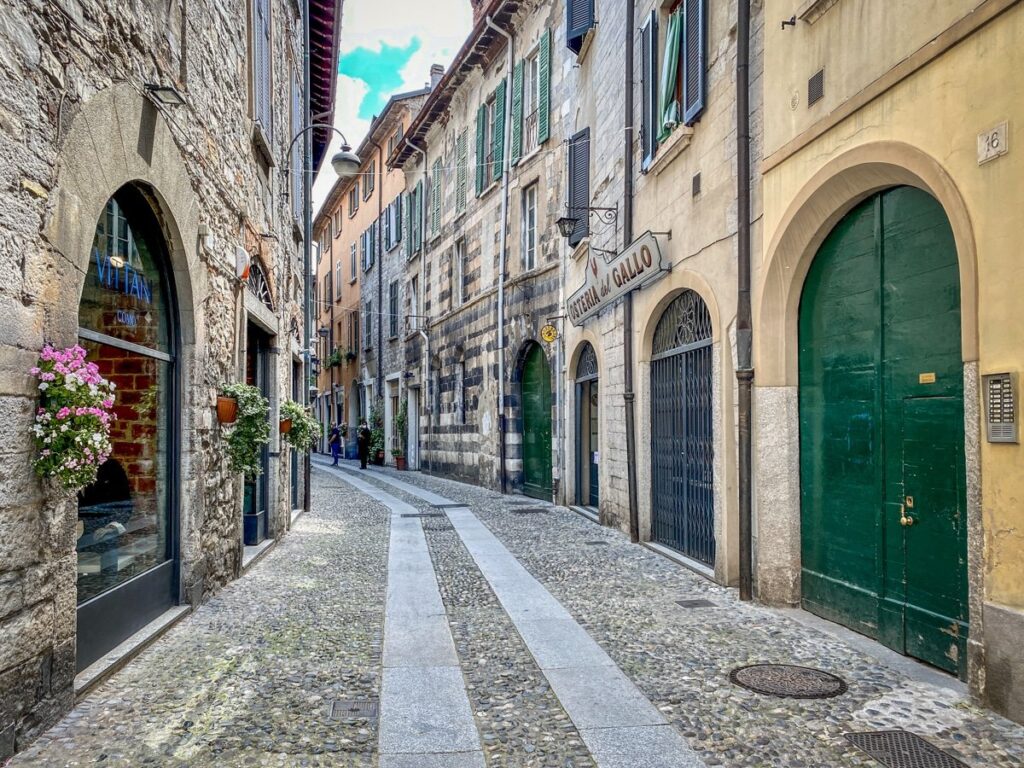 Scopri le strategie di successo per gli affitti a Como e massimizza i tuoi profitti con consigli su Airbnb, Booking, Tripadvisor, Vrbo ed Expedia.