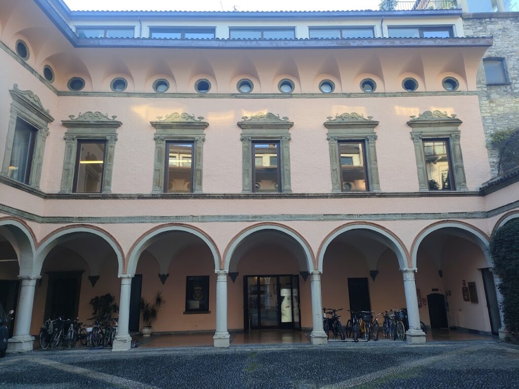 Scopri come la nostra agenzia di affitti brevi vicino a Palazzo Rusco a Como può trasformare il tuo immobile in una fonte di reddito con servizi dalla A alla Z.