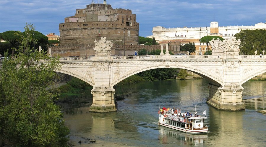 Scopri come la gestione locativa turistica a Roma può massimizzare il tuo investimento immobiliare con strategie efficaci e conformità alle normative locali.