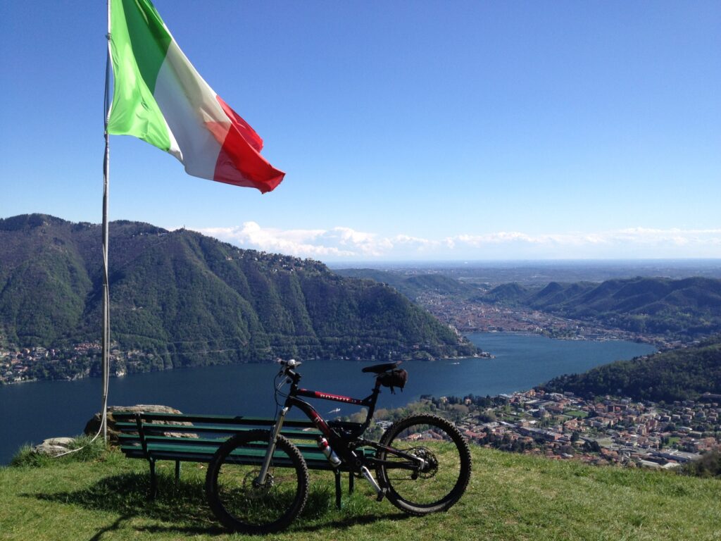 Scopri come la nostra Agenzia Affitti Brevi vicino al Mont Bisbino a Como può gestire il tuo immobile con servizi completi, massimizzando il rendimento senza stress.