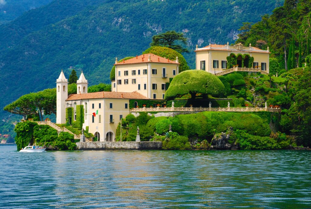 Scopri come la nostra Agenzia Affitti Brevi vicino a Villa Balbianello a Como può gestire il tuo immobile con servizi completi e personalizzati.