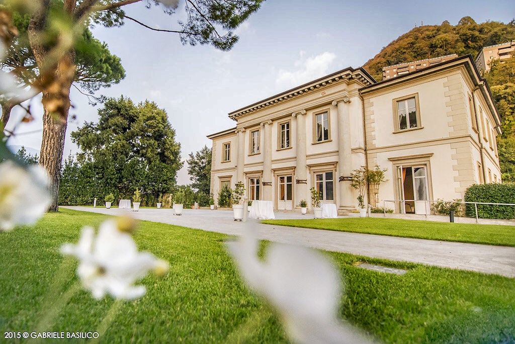 Scopri come la nostra agenzia di affitti brevi vicino a Villa Geno a Como può gestire il tuo immobile con servizi dalla A alla Z per massimizzare il tuo reddito.